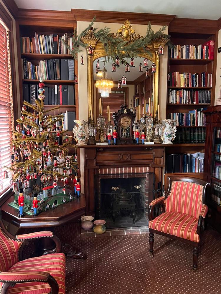 a living room filled with furniture and a book shelf